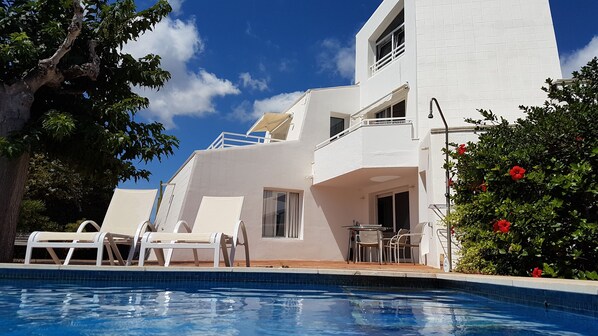 Outdoor pool, pool loungers
