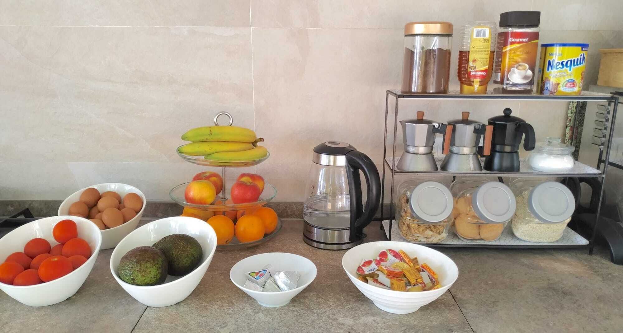 Una encimera de cocina con diversos alimentos y electrodomésticos.