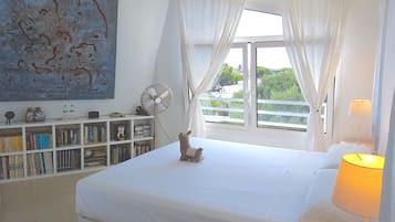 Villa tradicional, 1 cama King size, vista a la alberca, torre | Ropa de cama hipoalergénica, edredón y camas con efecto memoria