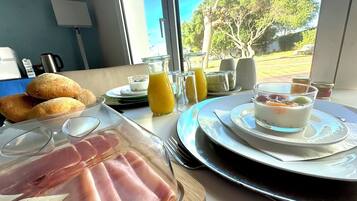 朝食 (ビュッフェ)、毎日提供 (無料)