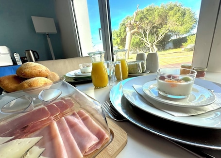 Free daily buffet breakfast . STARBAL VILLA