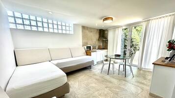 Elite villa, aan tuin | Woonruimte | Een iPod-dock en een mp3-dock