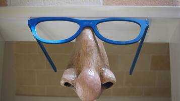 Een houten object met blauwe randen dat aan een plafond hangt.