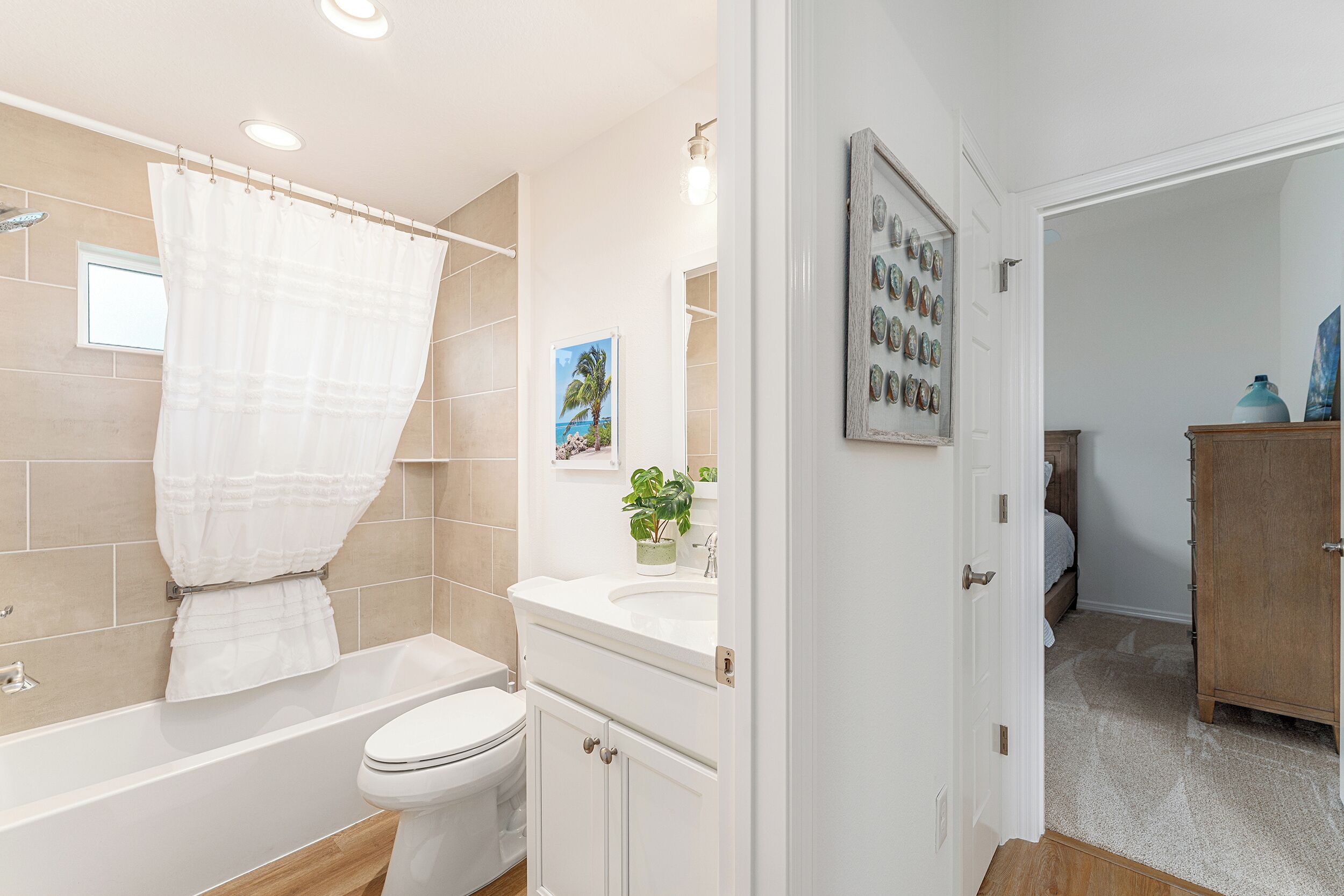 Een moderne badkamer met een bad, toilet en wastafel.