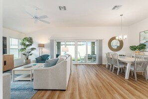 Smart TV - Peaceful Paradise in The Villages-3/2 w/ GOLF CART in The Village of Moultrie Creek (Moultrie Creek, The Villages)