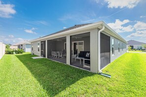 Outdoor dining - Peaceful Paradise in The Villages-3/2 w/ GOLF CART in The Village of Moultrie Creek (Moultrie Creek, The Villages)