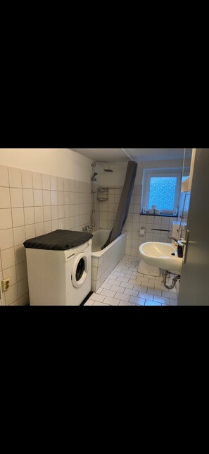 Haartrockner, Handtücher, Seife, Toilettenpapier
