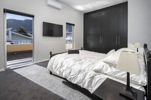 5 bedrooms, iron/ironing board, WiFi, bed sheets