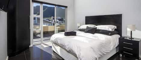 5 habitaciones, tabla de planchar con plancha, wifi y ropa de cama