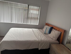 1 slaapkamer, een strijkplank/strijkijzer, wifi, beddengoed