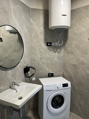 Haartrockner, Bidet, Handtücher, Seife