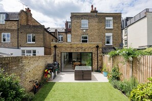 Outdoor dining - A Wimbledon Home, by Veeve (London)