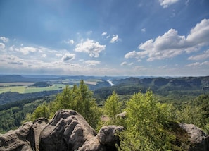 A panoramic view of a mountainous landscape with rocky outcrops and dense forest. - Apartment in Winterberg (Winterberg)