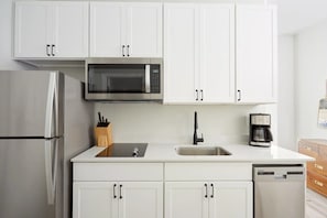 Réfrigérateur, micro-ondes, plaque de cuisson, lave-vaisselle