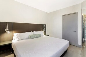 1 habitación, escritorio, tabla de planchar con plancha y wifi 