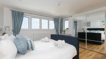 4 bedrooms, desk, iron/ironing board, travel cot