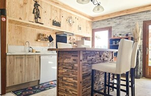 Fridge, oven, dishwasher - Amazing home in Arles (Arles)