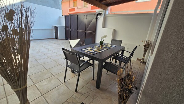 Outdoor dining