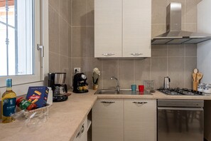 Mikrovågsugn, ugn, spishäll och diskmaskin