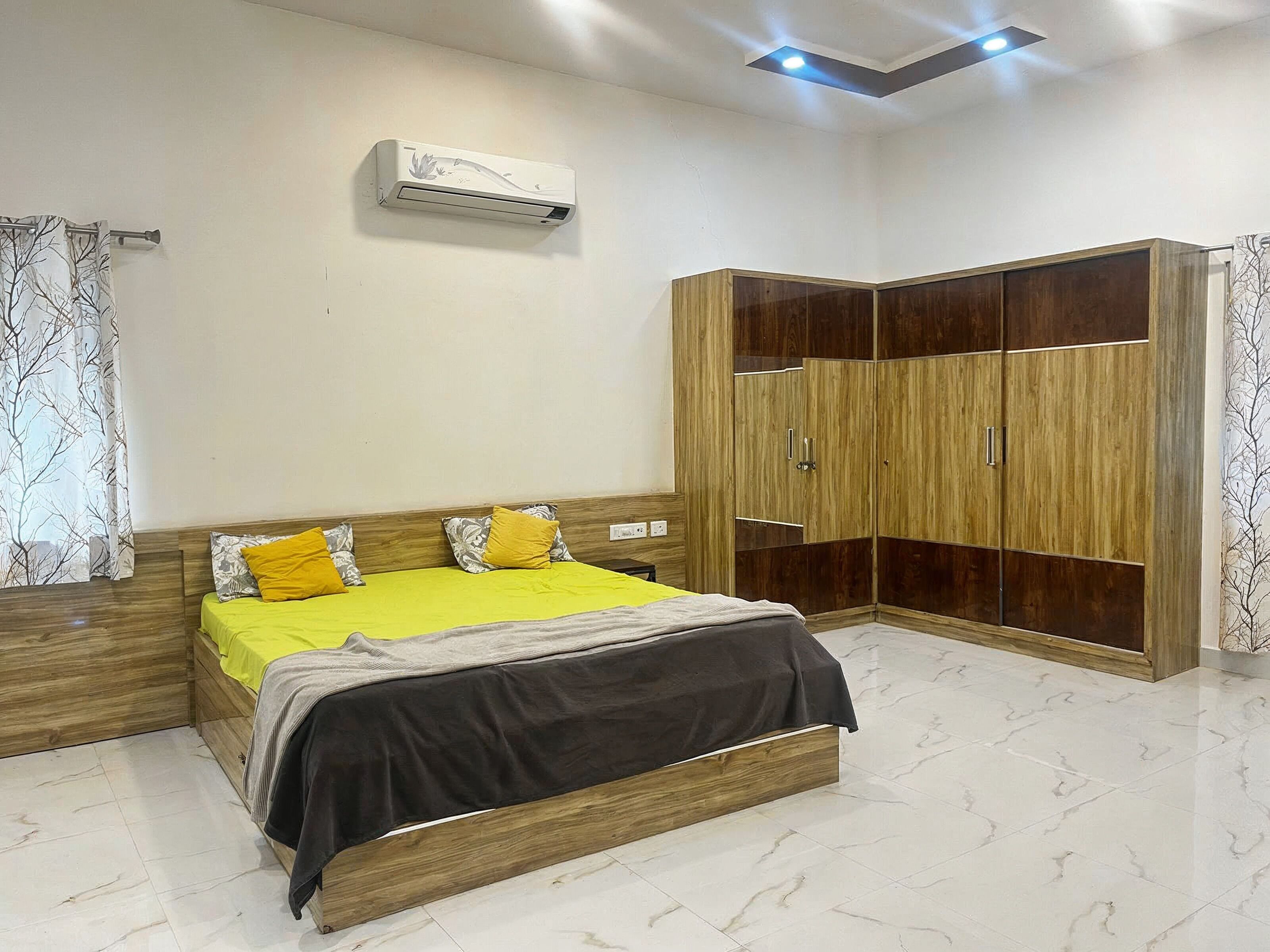 2 bedrooms, internet, bed sheets