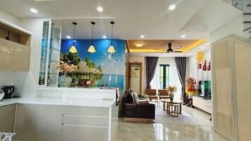 Deluxe-Villa, 4 Schlafzimmer, Balkon, Blick auf den Innenhof | Innenbereich