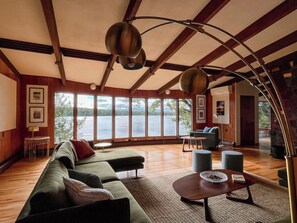 Älytelevisio, takka, työhuone, tietokoneen näyttö