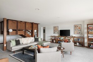 TV connectée, cheminée, espaces bureaux, écrans d'ordinateur