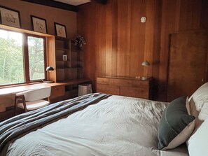 4 bedrooms, desk, iron/ironing board, free WiFi
