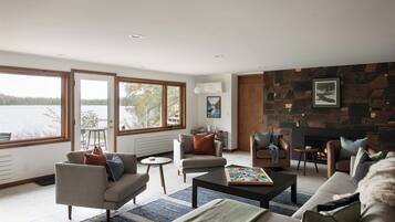 Smart-tv, een open haard, een kantoor en een computerscherm