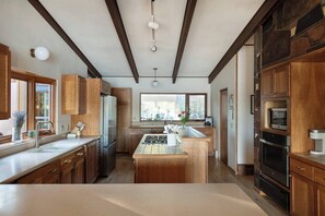 Køleskab, mikrobølgeovn, ovn, kogeplade