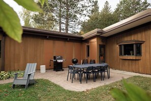 Outdoor dining - MidMod Lakehouse | MCM Retreat on Private Lake (Grand Rapids)