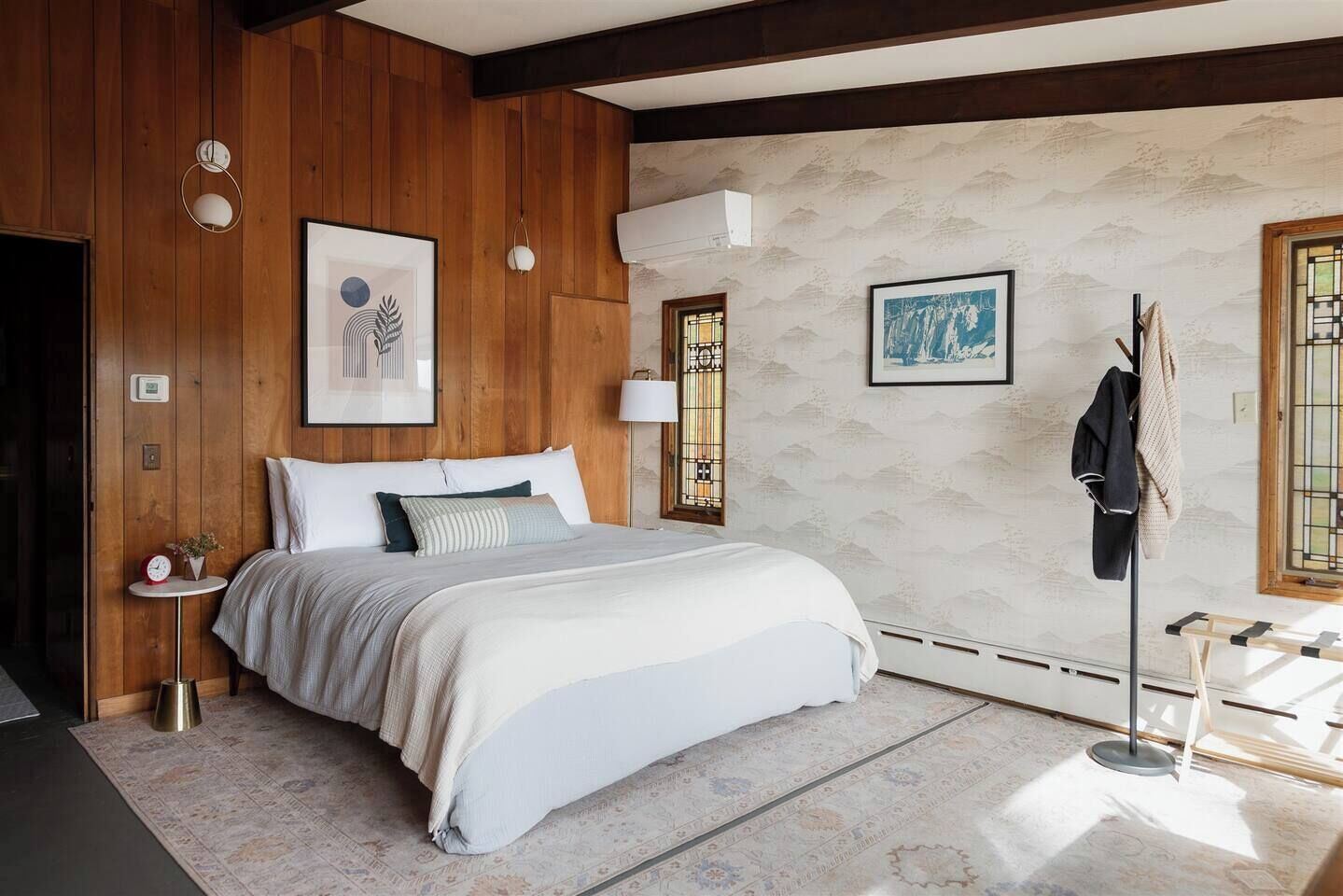 Escritorio, tabla de planchar con plancha, wifi gratis y ropa de cama 