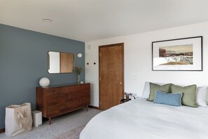 Skrivebord, strykejern/-brett, wi-fi (inkludert) og sengetøy