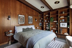 4 bedrooms, desk, iron/ironing board, free WiFi - MidMod Lakehouse | MCM Retreat on Private Lake (Grand Rapids)