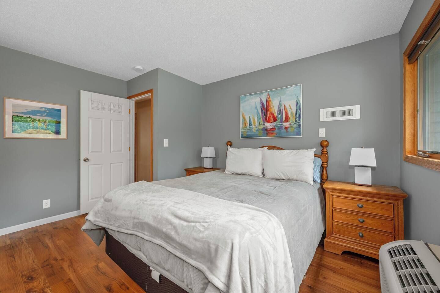 Escritorio, tabla de planchar con plancha, wifi gratis y ropa de cama 