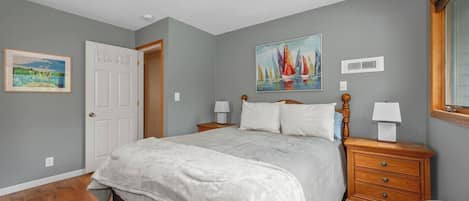 Skrivebord, strykejern/-brett, wi-fi (inkludert) og sengetøy