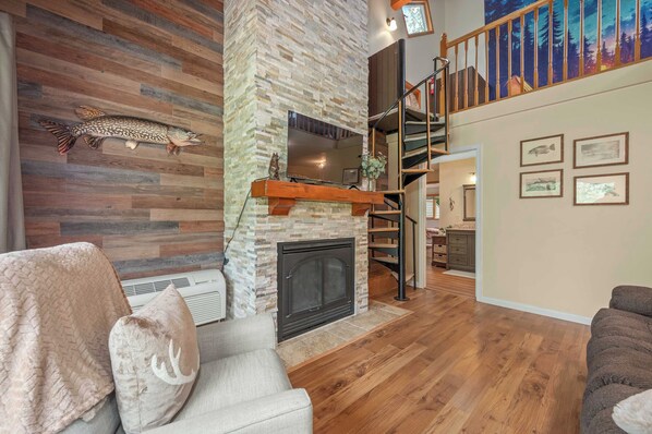 Smart TV, fireplace