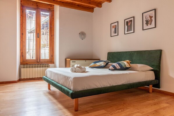 2 bedrooms, internet, bed sheets