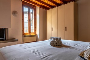 2 bedrooms, internet, bed sheets