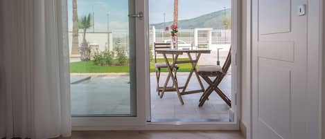 Familie driepersoonskamer, en-suite badkamer, uitzicht op tuin | Terras