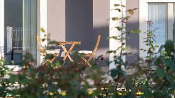 Familien-Dreibettzimmer, mit Bad, Gartenblick | Hochwertige Bettwaren, Daunenbettdecken