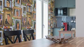 Mini réfrigérateur, micro-ondes, plaque de cuisson, cafetiÚre/bouilloire