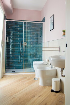 Quarto triplo família, suíte, vista para o jardim | Banheiro | Chuveiro, chuveiro com efeito de chuva, secador de cabelo, bidê