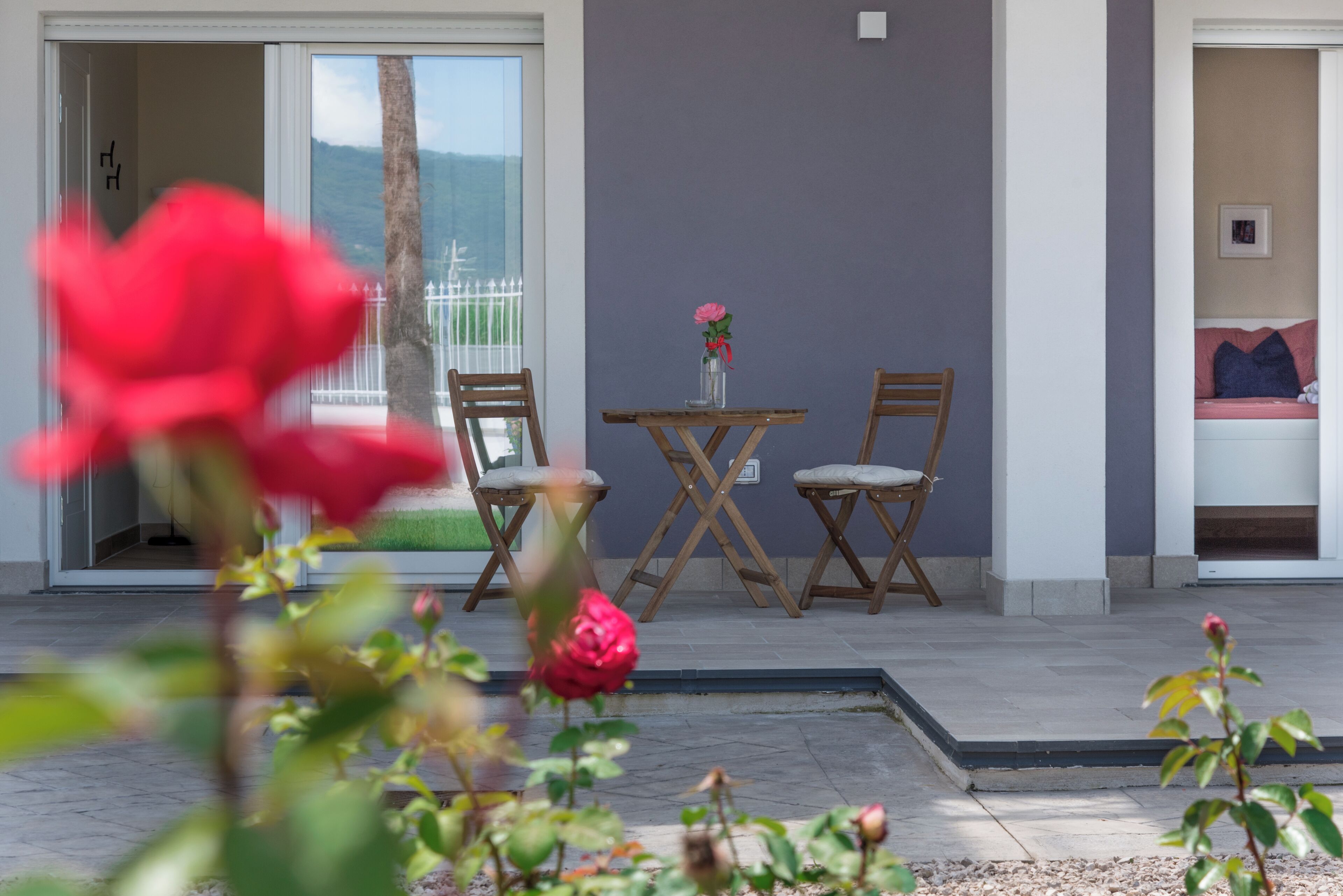 Familien-Dreibettzimmer, mit Bad, Gartenblick | Terrasse/Patio