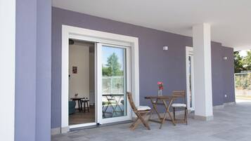 Tripla familiare, bagno in camera, vista giardino | Terrazza/patio