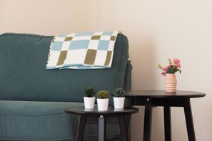 Habitación triple familiar, baño privado, vistas al jardín | Ropa de cama de alta calidad y edredones de plumas