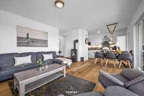Fernseher, Kamin, Bücher