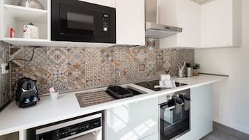 Frigorifero, forno, piano cottura, lavastoviglie