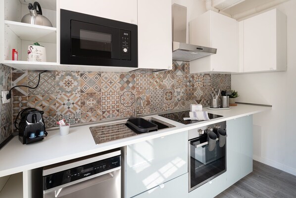 Fridge, oven, stovetop, dishwasher