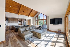 TV, fireplace - Penthouse | Golf & Lake Views | Resort Amenities (Tamarack)